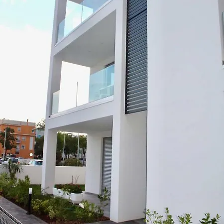West 3 *